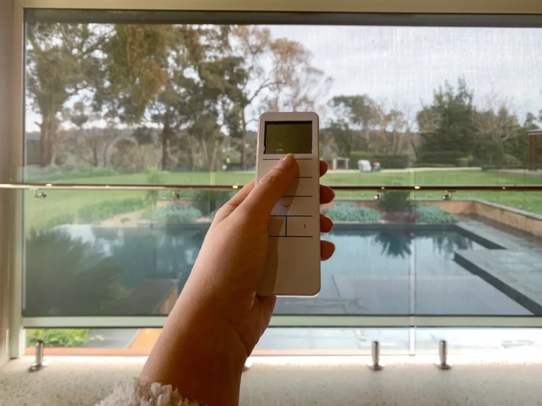 SmartTrack_Power_Blinds_240_W1600_Mfit_fallback